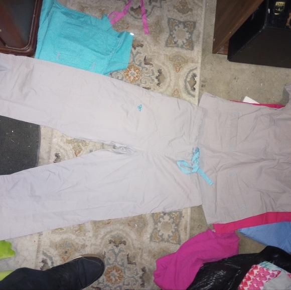 Med Couture pant scrubs and 3 scrub tops size small - Picture 5 of 16